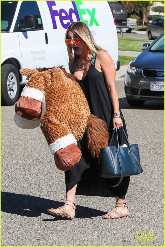 Kaley-Cuoco-Arriving-at-a-Birthday-Party