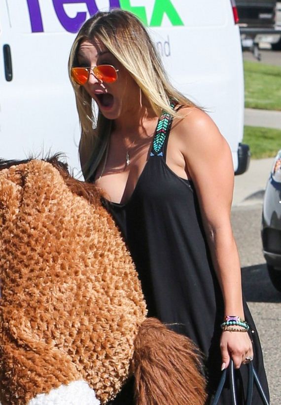 Kaley-Cuoco-Arriving-at-a-Birthday-Party