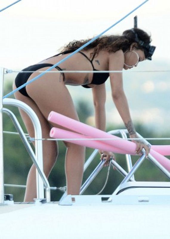 Rihanna-Hot-in-Blac-Bikini