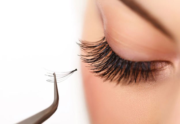 how-to-apply-false-eyelashes-feature-OPT