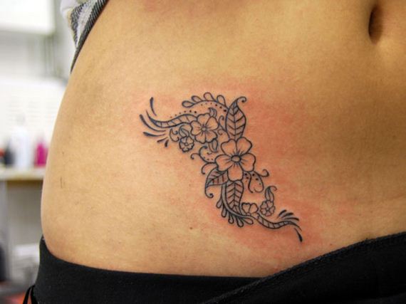 23-sensible-small-flower-tattoos