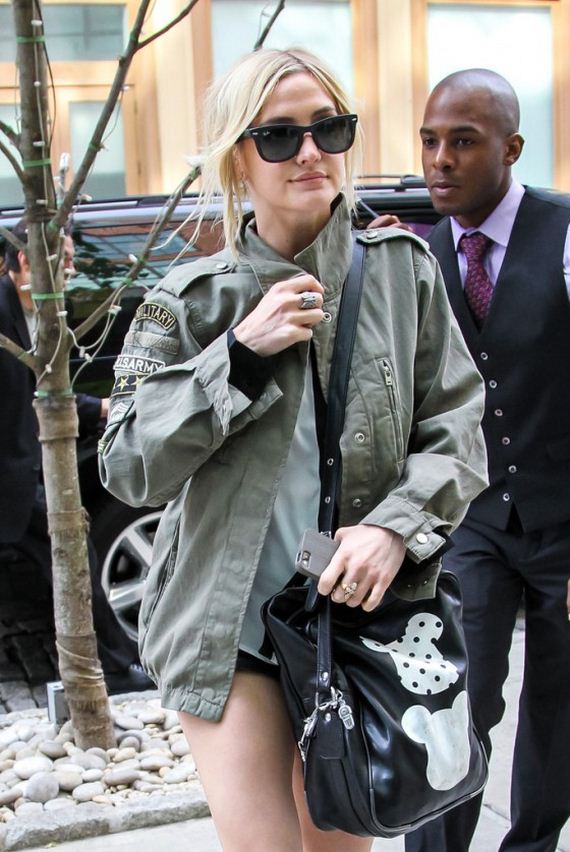 Ashlee-Simpson-Arriving-to-her-hotel