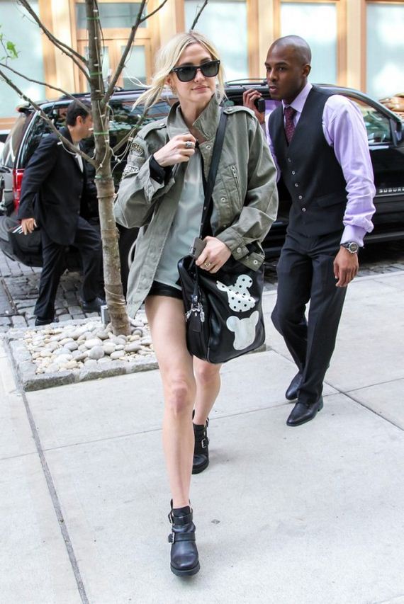 Ashlee-Simpson-Arriving-to-her-hotel