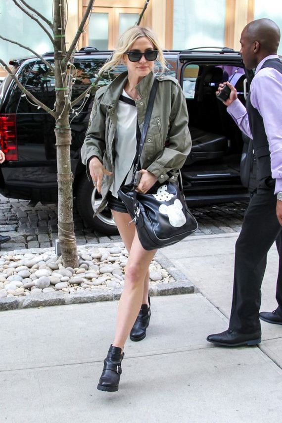 Ashlee-Simpson-Arriving-to-her-hotel