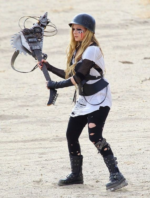 Avril-Lavigne---filming-her-video-Rock-N-Roll-in