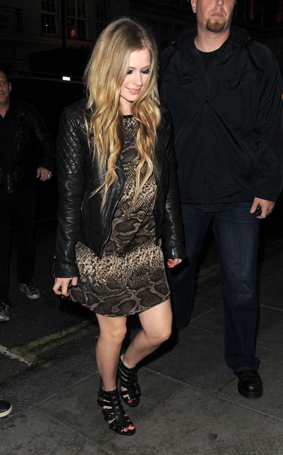 Avril-Lavigne-outside-Nobu