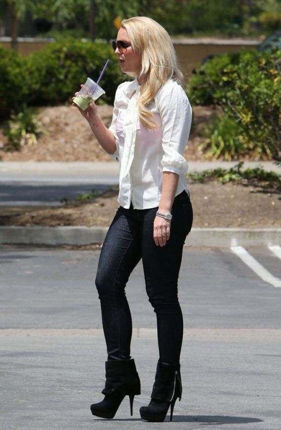 Britney-Spears---Heads-to-a-Tanning-Salon