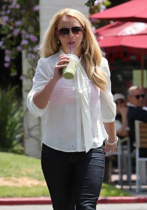 Britney-Spears---Heads-to-a-Tanning-Salon