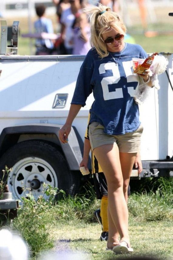 Britney-Spears-at-a-soccer