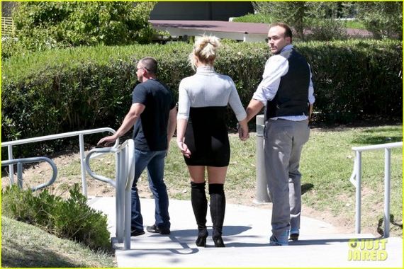 Britney-Spears-attends-church-in-Thousand