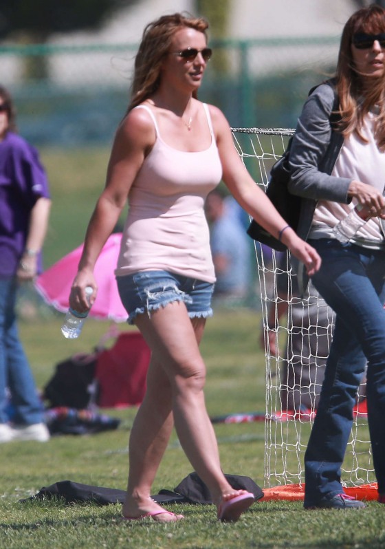 Britney-Spears-in-denim-shorts