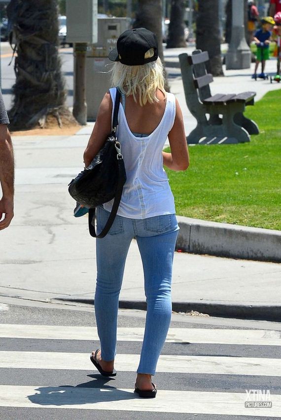 Christina-Aguilera-in-jeans-out-in-Venice