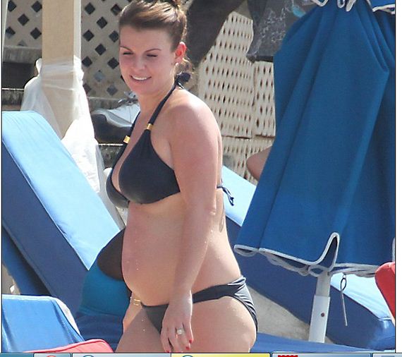 Coleen-Rooney-shows-baby-bump-bikini