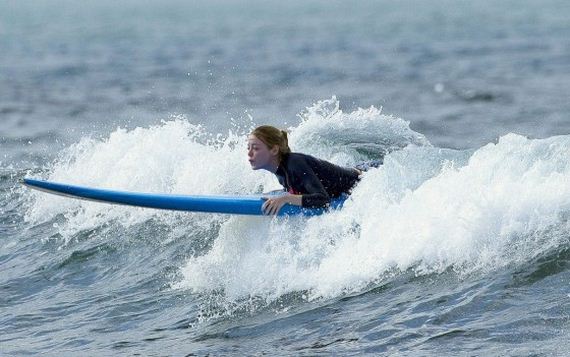 Emma-Stone-Surfing