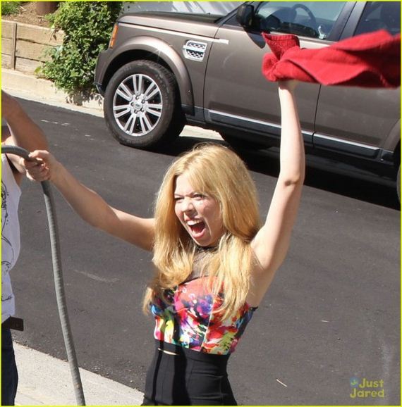 Jennette-McCurdy---washes-her-car-in-her-driveway-in-LA