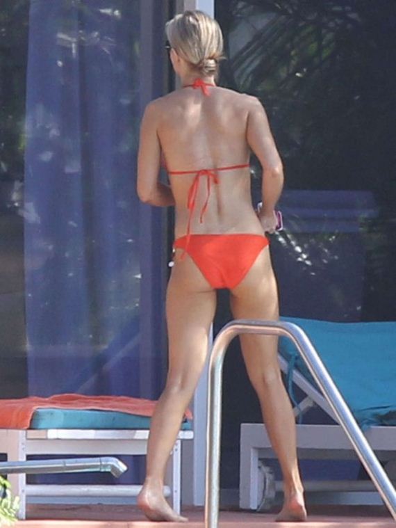 Joanna-Krupa-Hot-Bikini