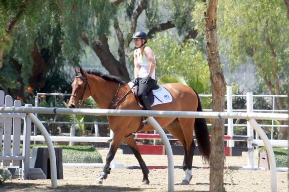 Kaley-Cuoco---riding-her-horse