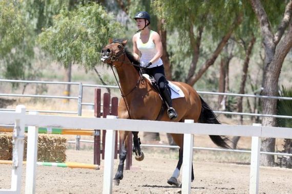 Kaley-Cuoco---riding-her-horse