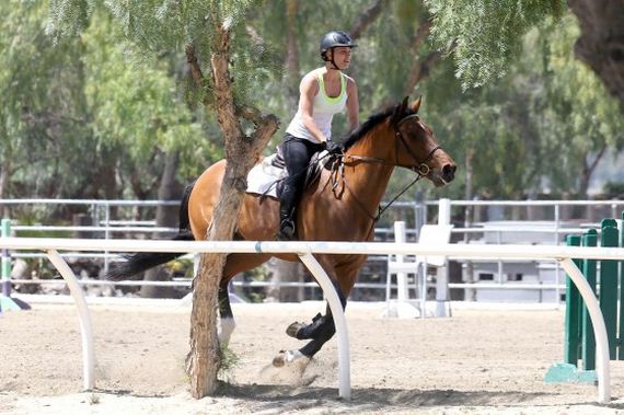Kaley-Cuoco---riding-her-horse