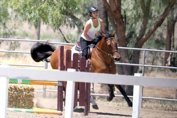 Kaley-Cuoco---riding-her-horse