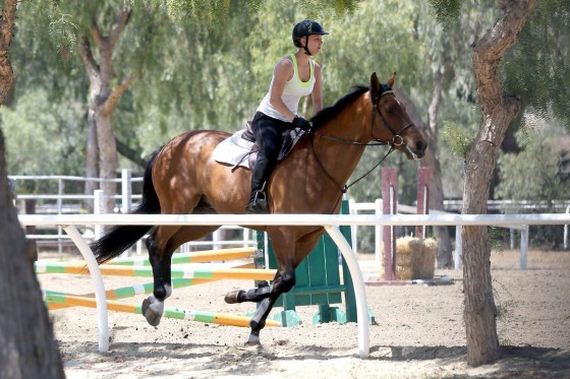 Kaley-Cuoco---riding-her-horse