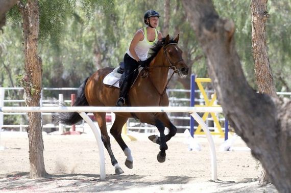 Kaley-Cuoco---riding-her-horse