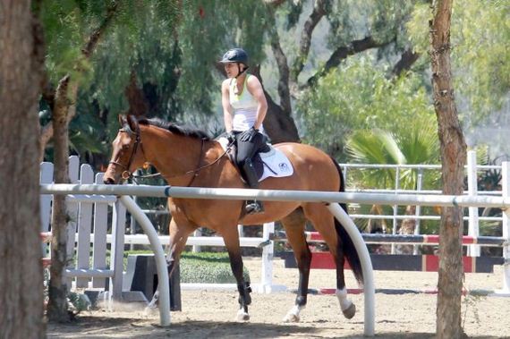 Kaley-Cuoco---riding-her-horse