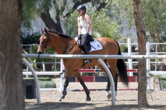 Kaley-Cuoco---riding-her-horse