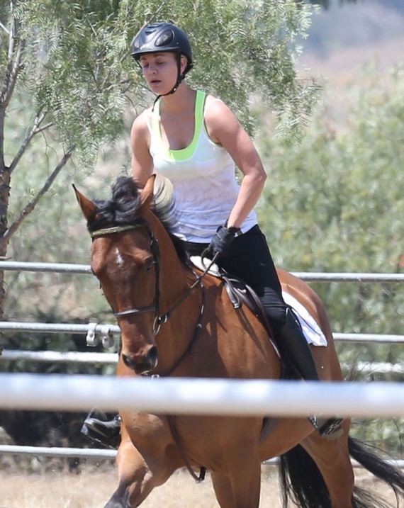 Kaley-Cuoco---riding-her-horse