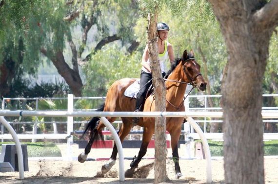 Kaley-Cuoco---riding-her-horse