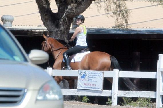 Kaley-Cuoco---riding-her-horse