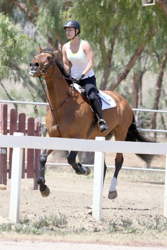 Kaley-Cuoco---riding-her-horse