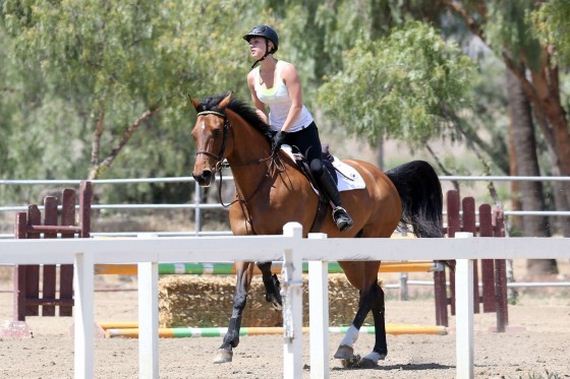 Kaley-Cuoco---riding-her-horse