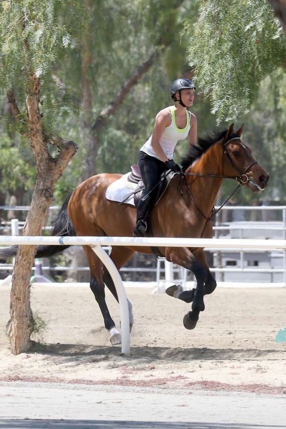 Kaley-Cuoco---riding-her-horse