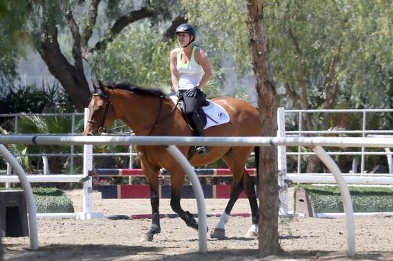 Kaley-Cuoco---riding-her-horse