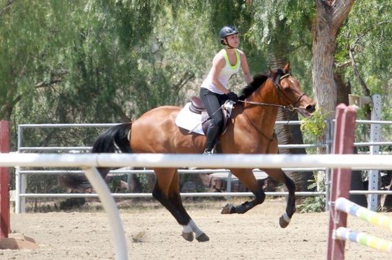 Kaley-Cuoco---riding-her-horse