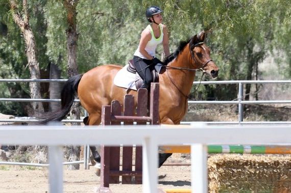 Kaley-Cuoco---riding-her-horse