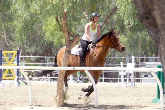 Kaley-Cuoco---riding-her-horse