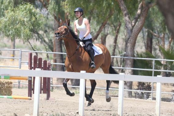 Kaley-Cuoco---riding-her-horse