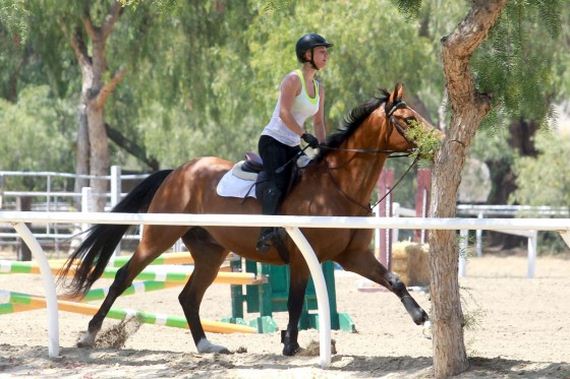 Kaley-Cuoco---riding-her-horse