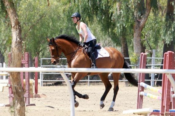 Kaley-Cuoco---riding-her-horse
