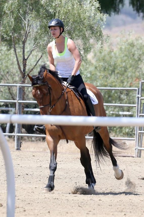 Kaley-Cuoco---riding-her-horse