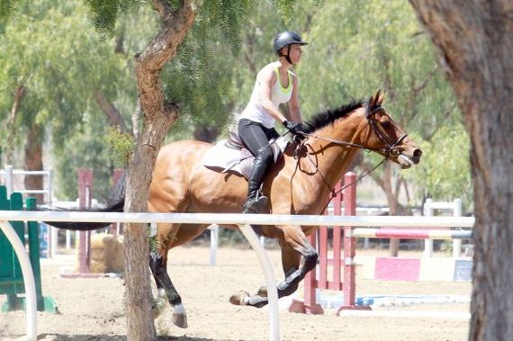 Kaley-Cuoco---riding-her-horse