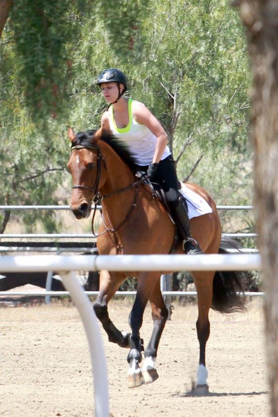 Kaley-Cuoco---riding-her-horse