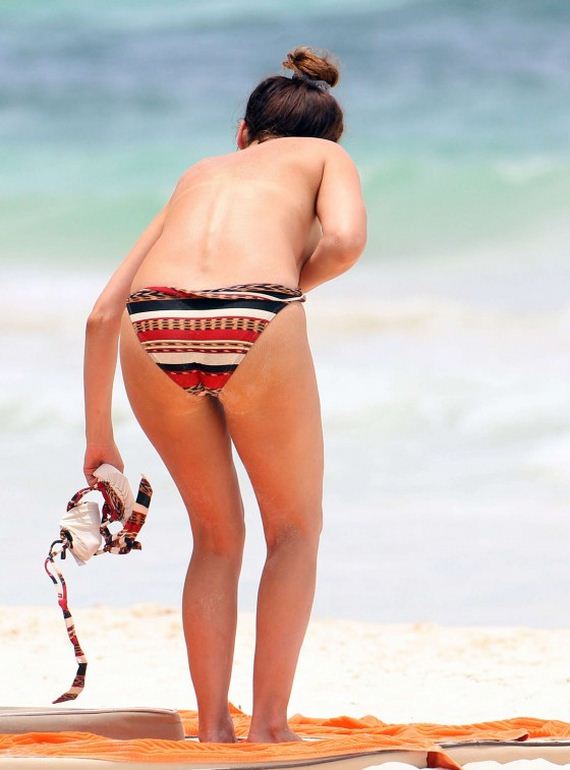 Kelly Brook in Bikini in Cancun (adds) .