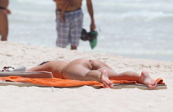 Kelly-Brook---Wearing-Bikini-in-Cancun