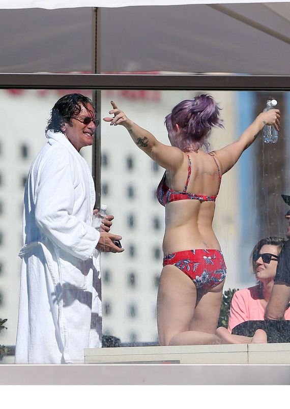 Kelly-Osbourne-in-Bikini-on-Australian