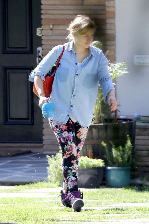 Kristen-Bell-outside-Her-House-in-Los