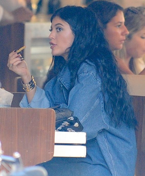Kylie-Jenner-in-Black-Boots