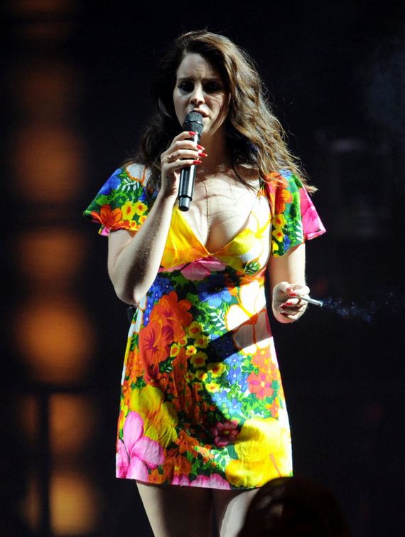 Lana-Del-Rey-Performing